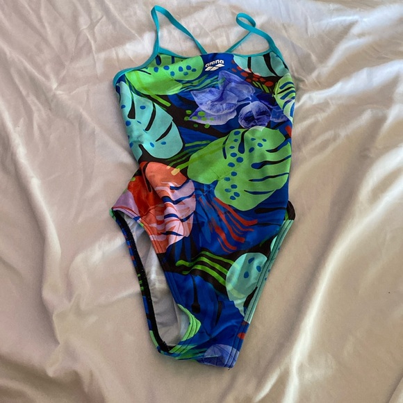 Arena challenge back swimsuit - Picture 1 of 3